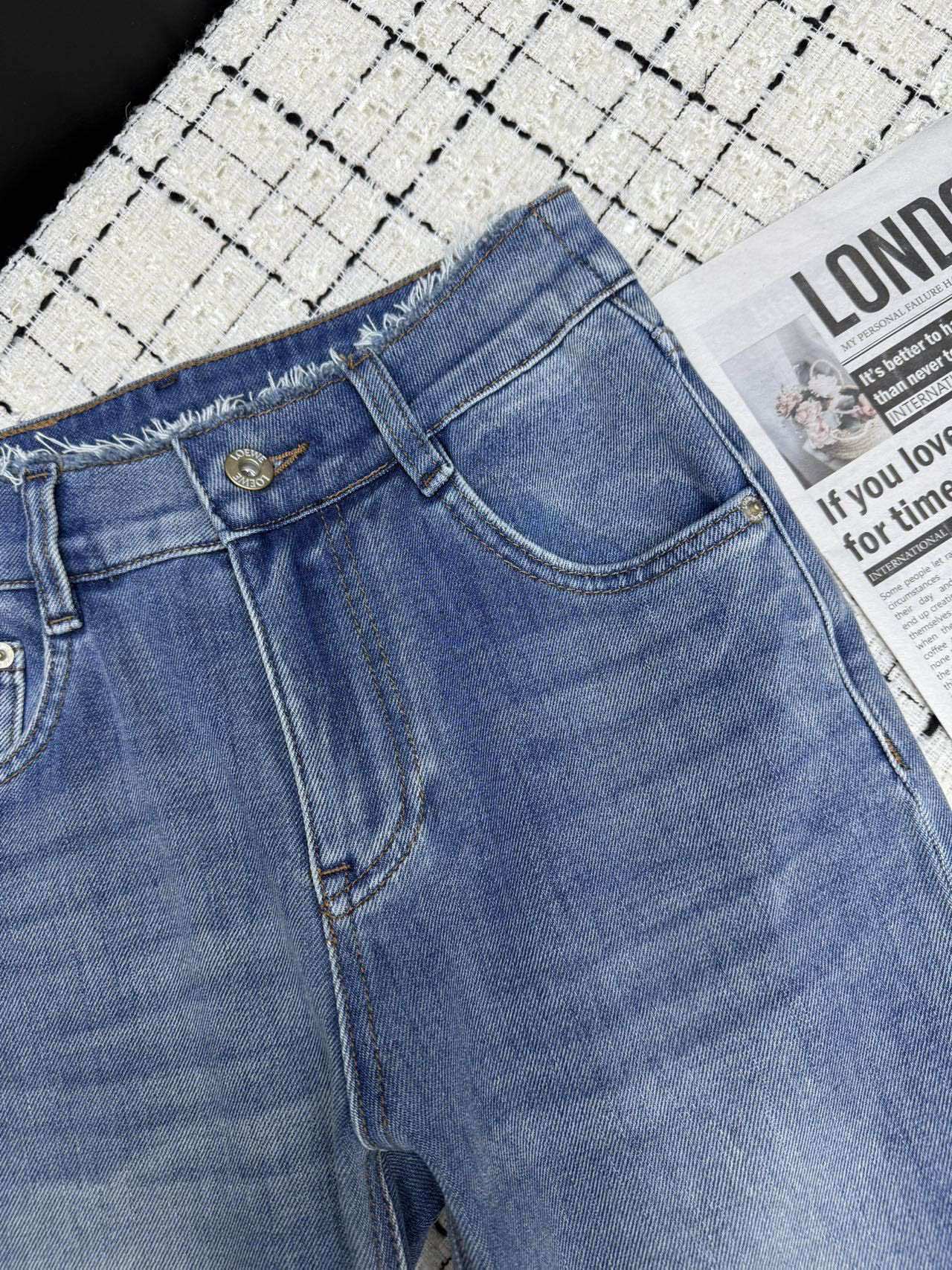 CLASSIC HIGH-RISE FLARED DENIM JEANS
