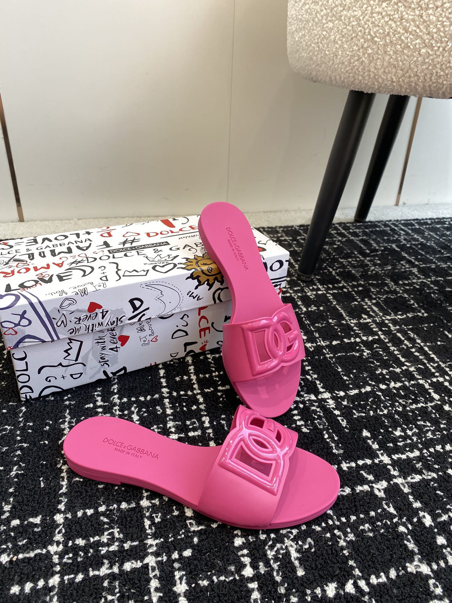 PINK LOGO RUBBER SLIDES