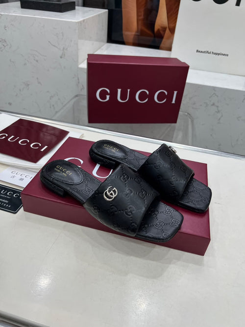 BLACK EMBOSSED LOGO SLIDE SANDALS WITH METAL DETAIL
