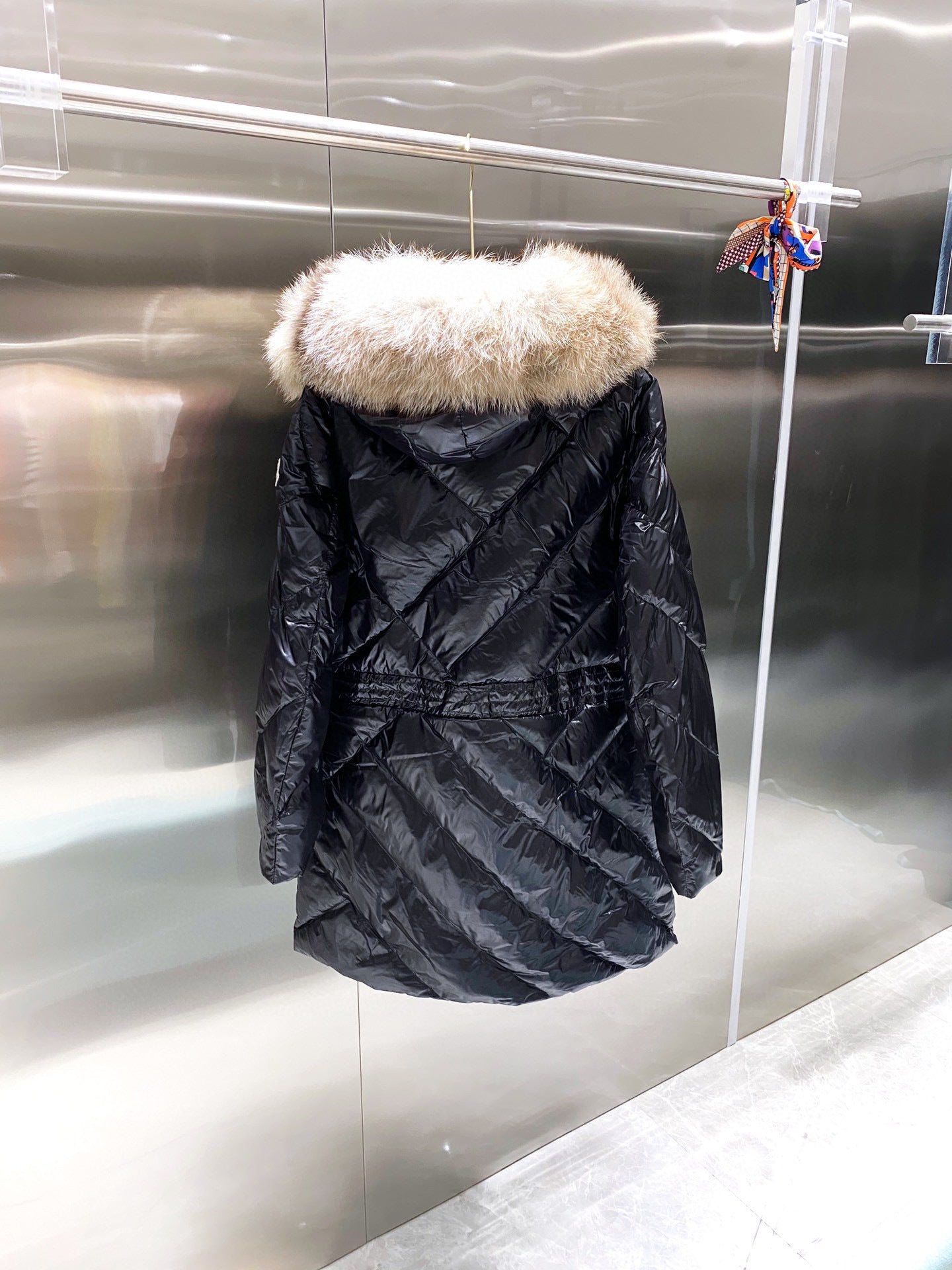 WOMEN’S WHITE QUILTED WINTER COAT WITH FAUX FUR HOOD