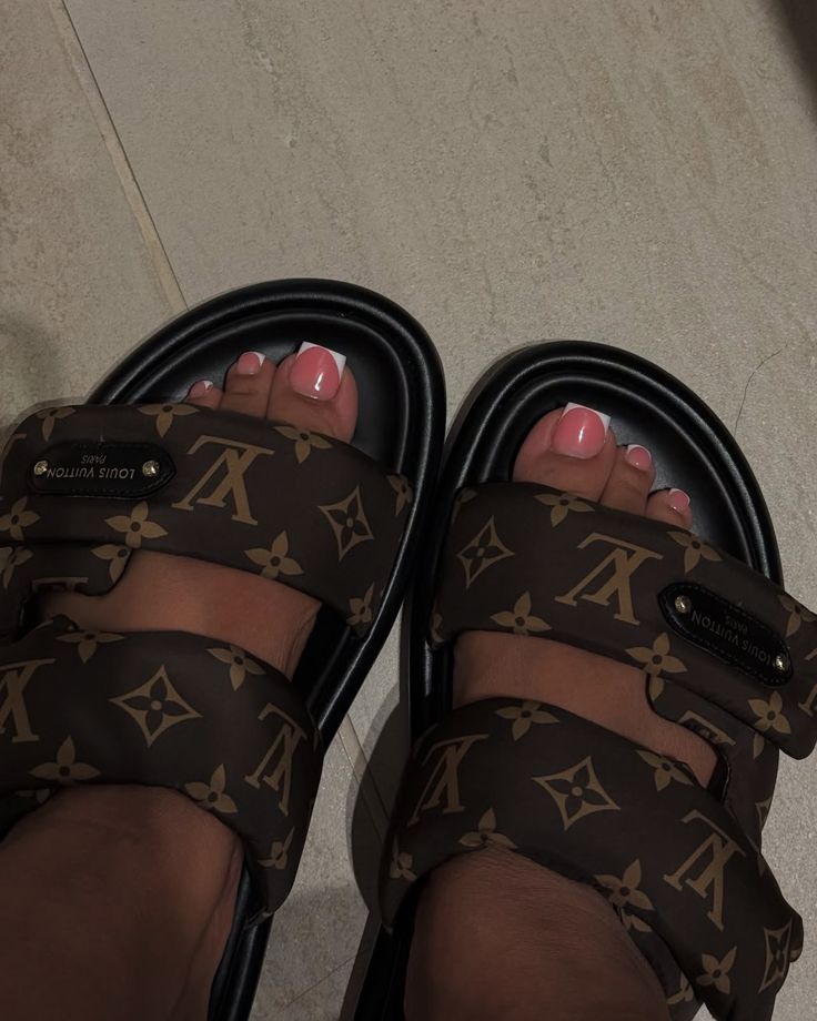 EVERYDAY COMFORT DOUBLE-BAND SANDALS