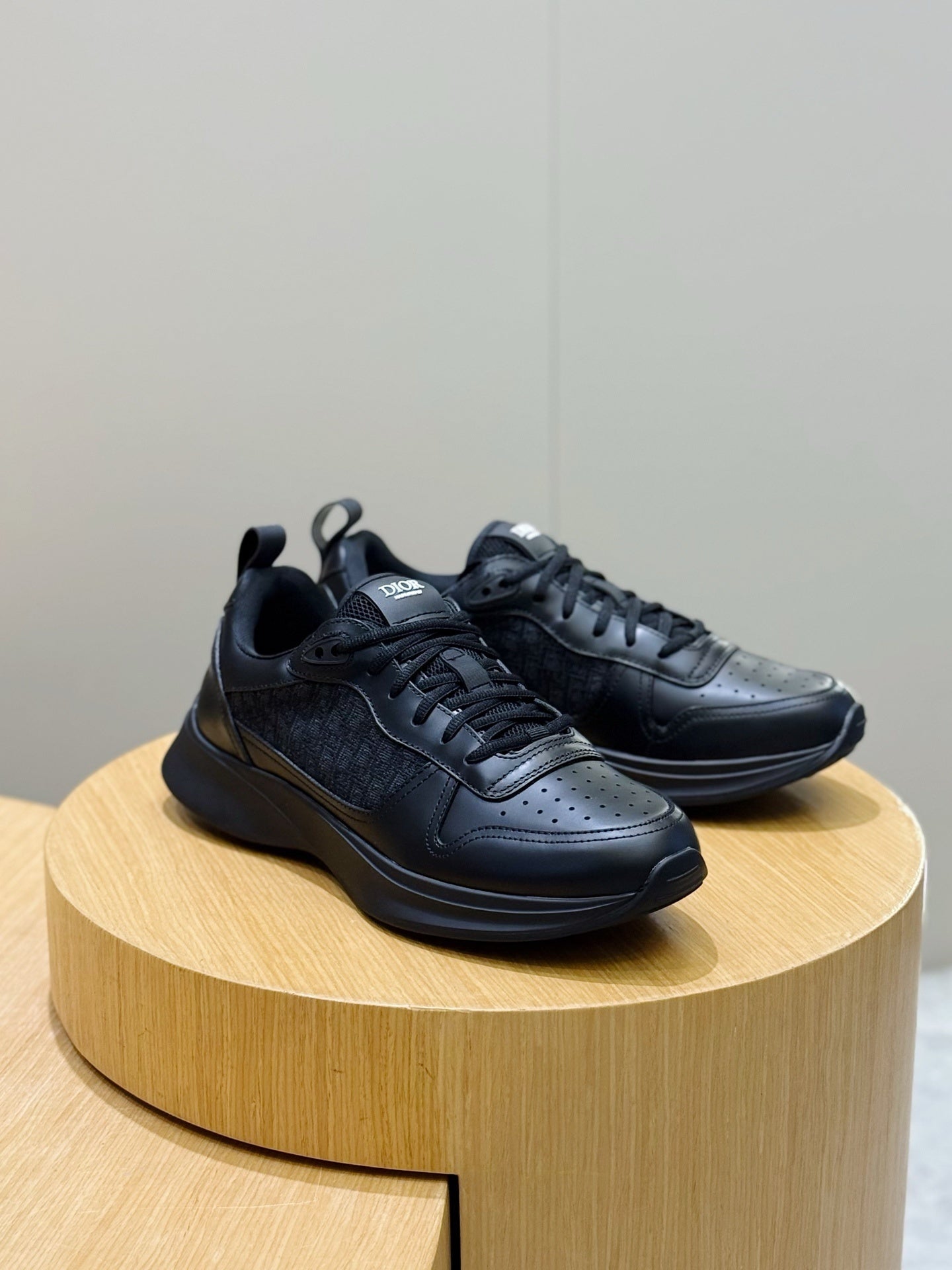 ALL-BLACK LEATHER PANEL SNEAKERS