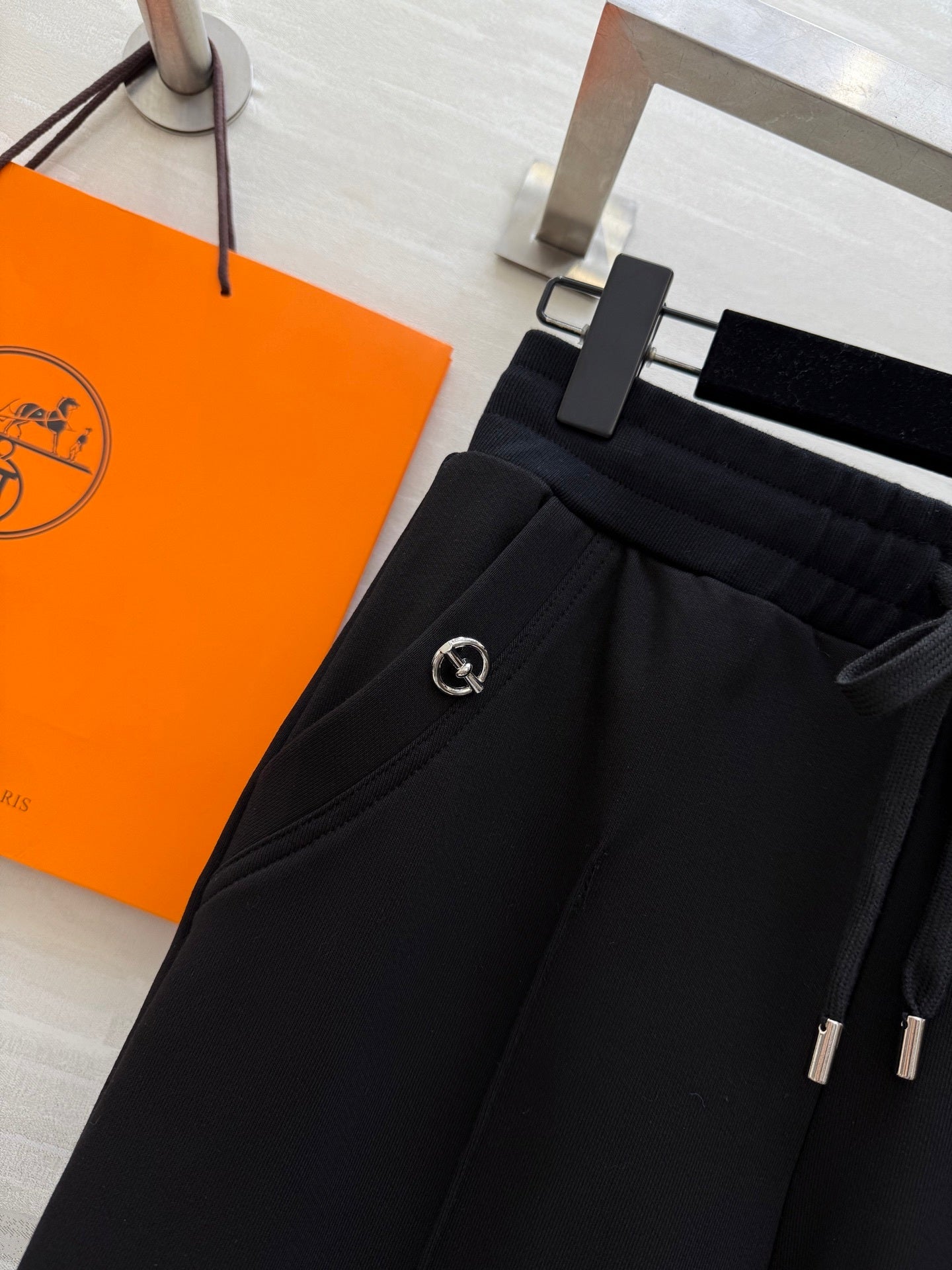 BLACK HOODED SWEATSHIRT AND RELAXED FIT PANTS SET