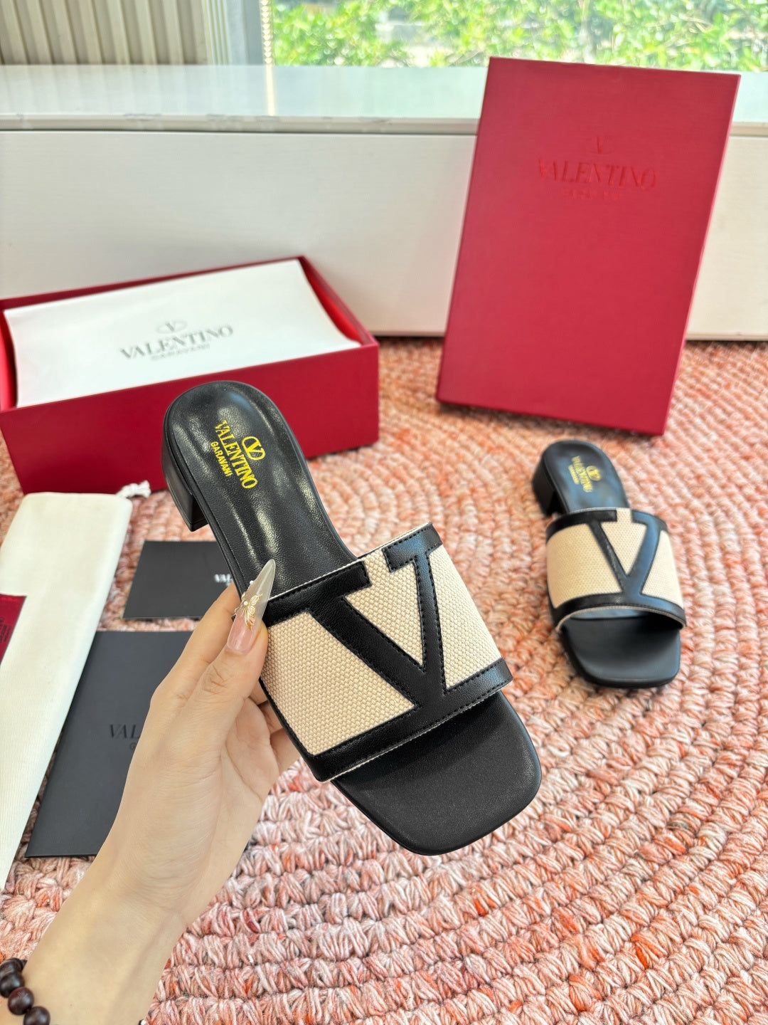 VALENTINO GARAVANI V-LOGO CANVAS SLIDE SANDALS – BLACK & BEIGE