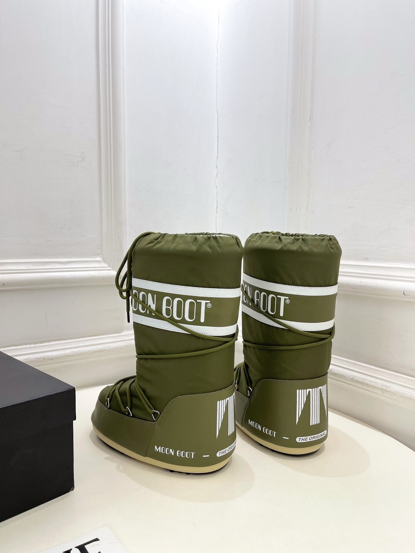 Olivgrüne, gepolsterte Schnürstiefel für den Winter 