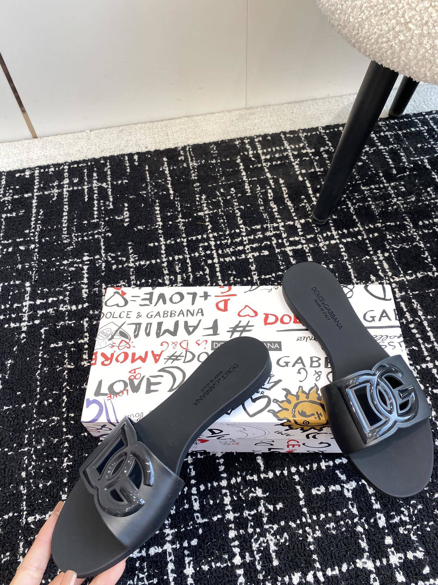 BLACK LOGO RUBBER SLIDES