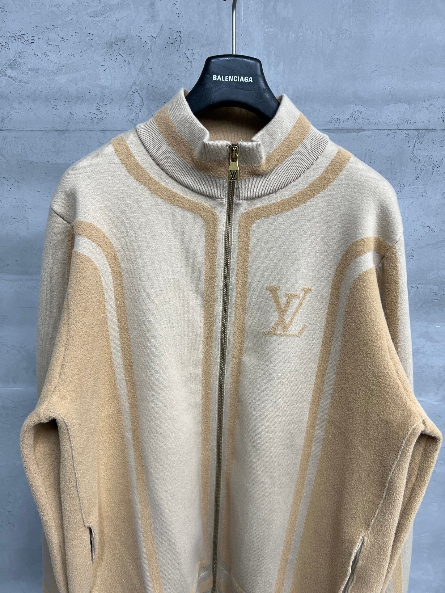 ZIP-UP KNIT JACKET WITH CONTRAST PANEL DESIGN