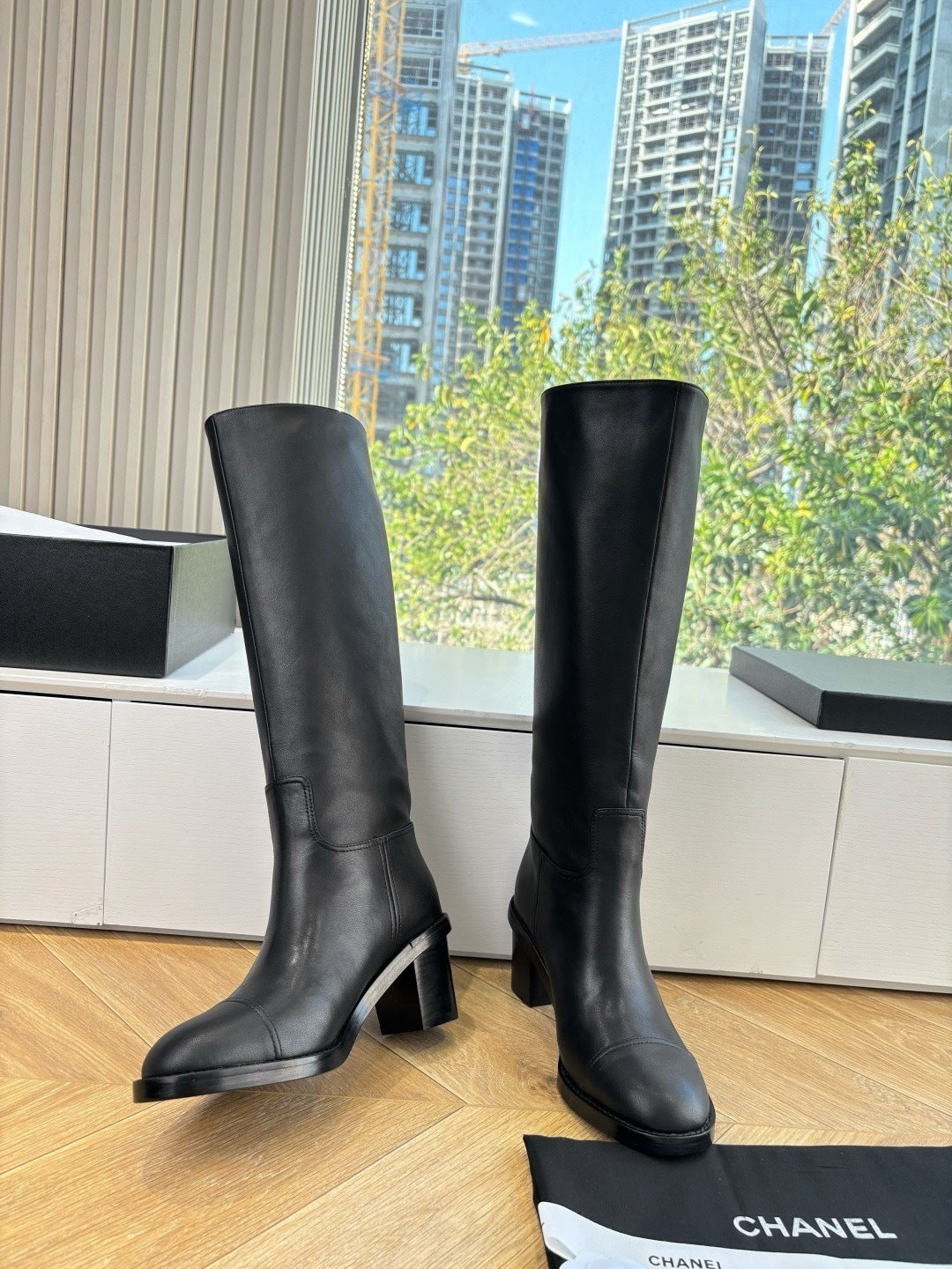 BLACK LEATHER KNEE-HIGH BOOTS WITH BLOCK HEEL