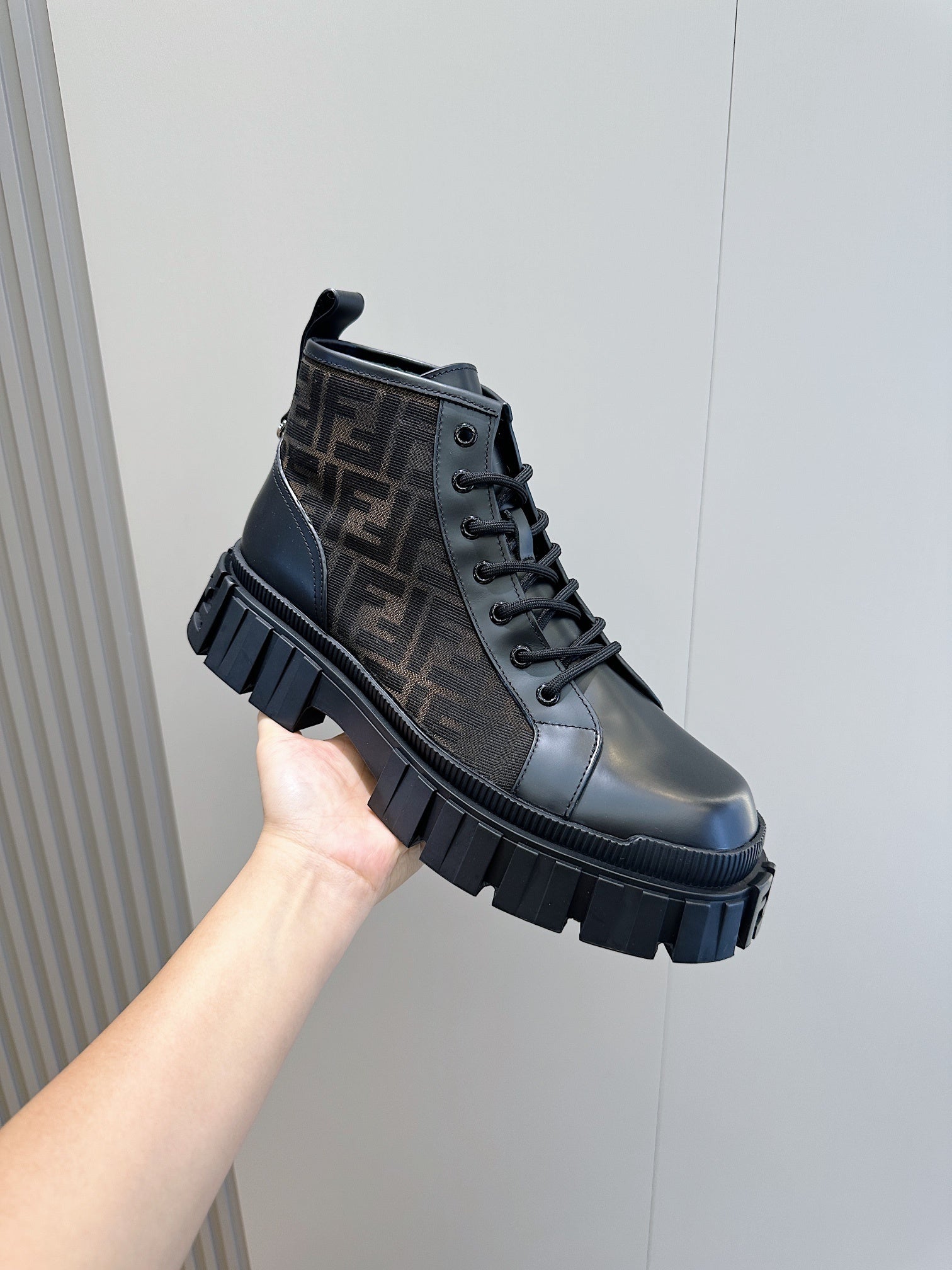 Schwarze Schnürstiefeletten mit Monogramm-Detail und dicker Sohle