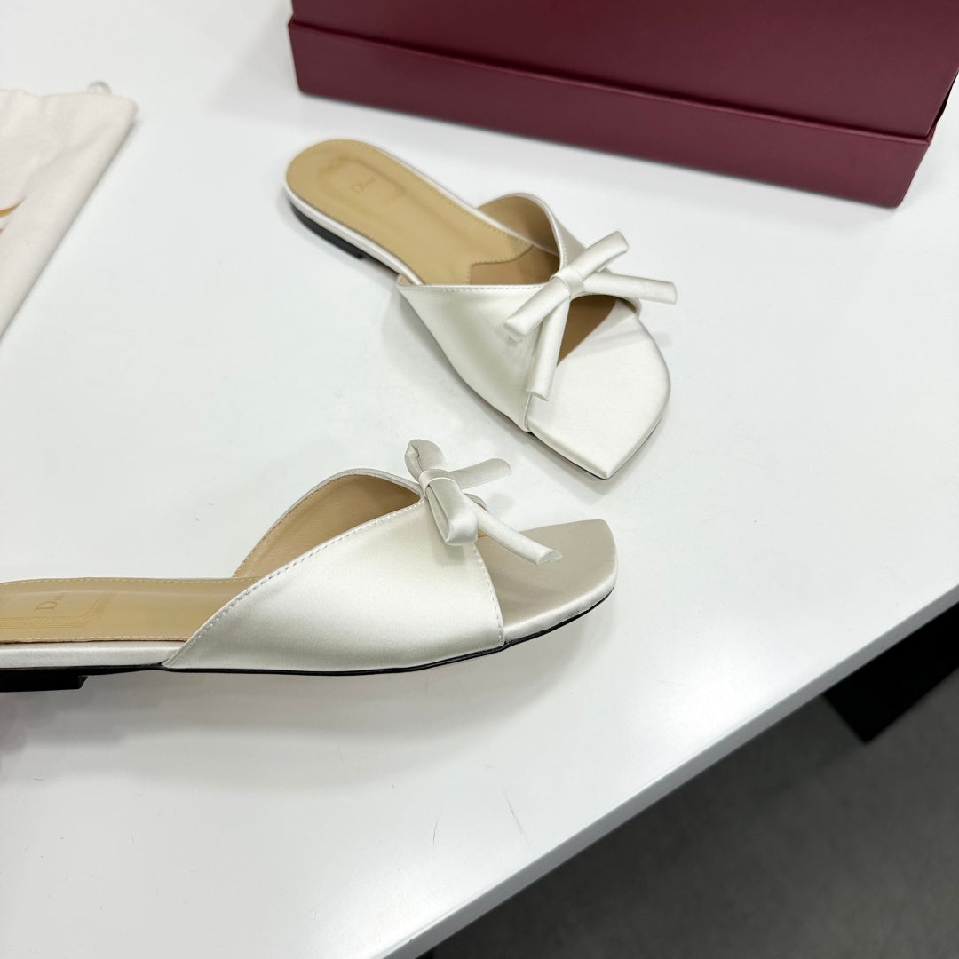 MINIMAL BOW DETAIL WHITE FLAT MULE SANDALS