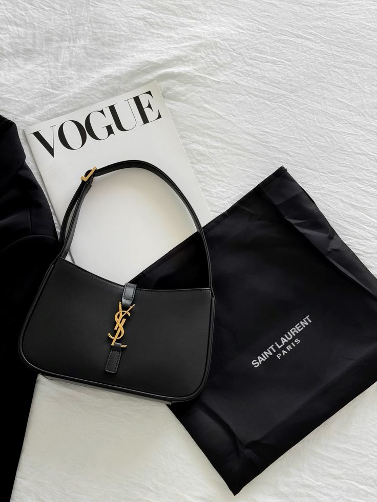 ELEGANT BLACK SHOULDER BAG WITH GOLD-TONE DETAIL