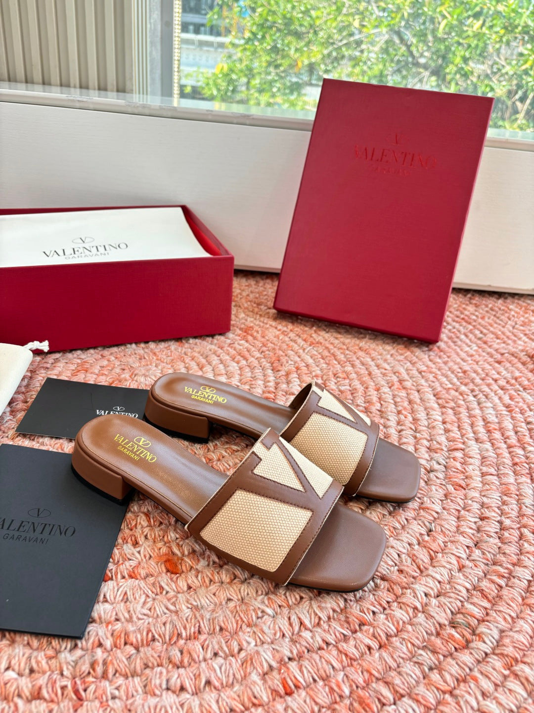 CANVAS SLIDE SANDALS – BROWN & BEIGE