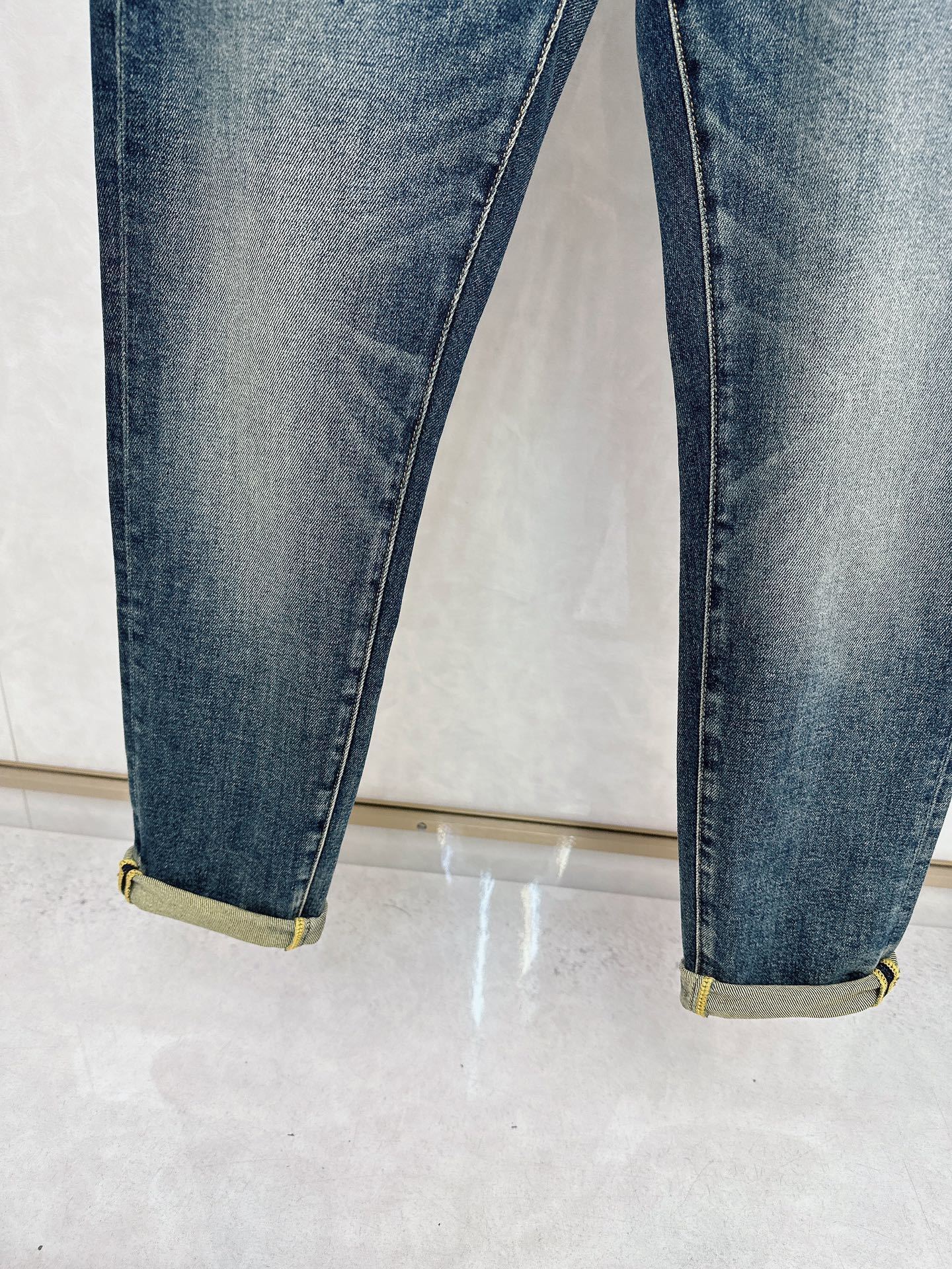 EMBROIDERED BACK POCKET DENIM JEANS WITH VINTAGE WASH