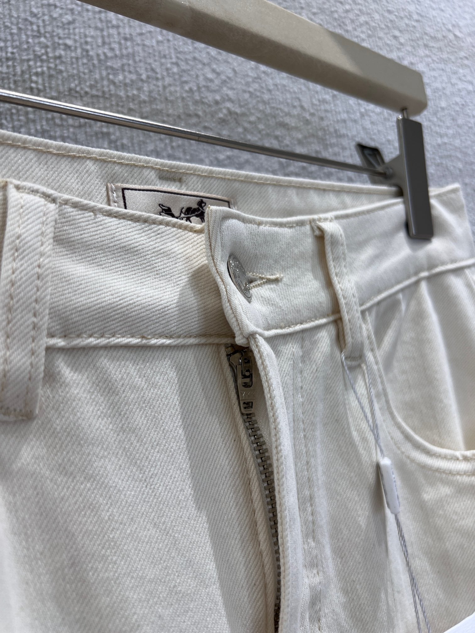 CREAM STRAIGHT-LEG DENIM WITH CONTRAST TURN-UP HEM