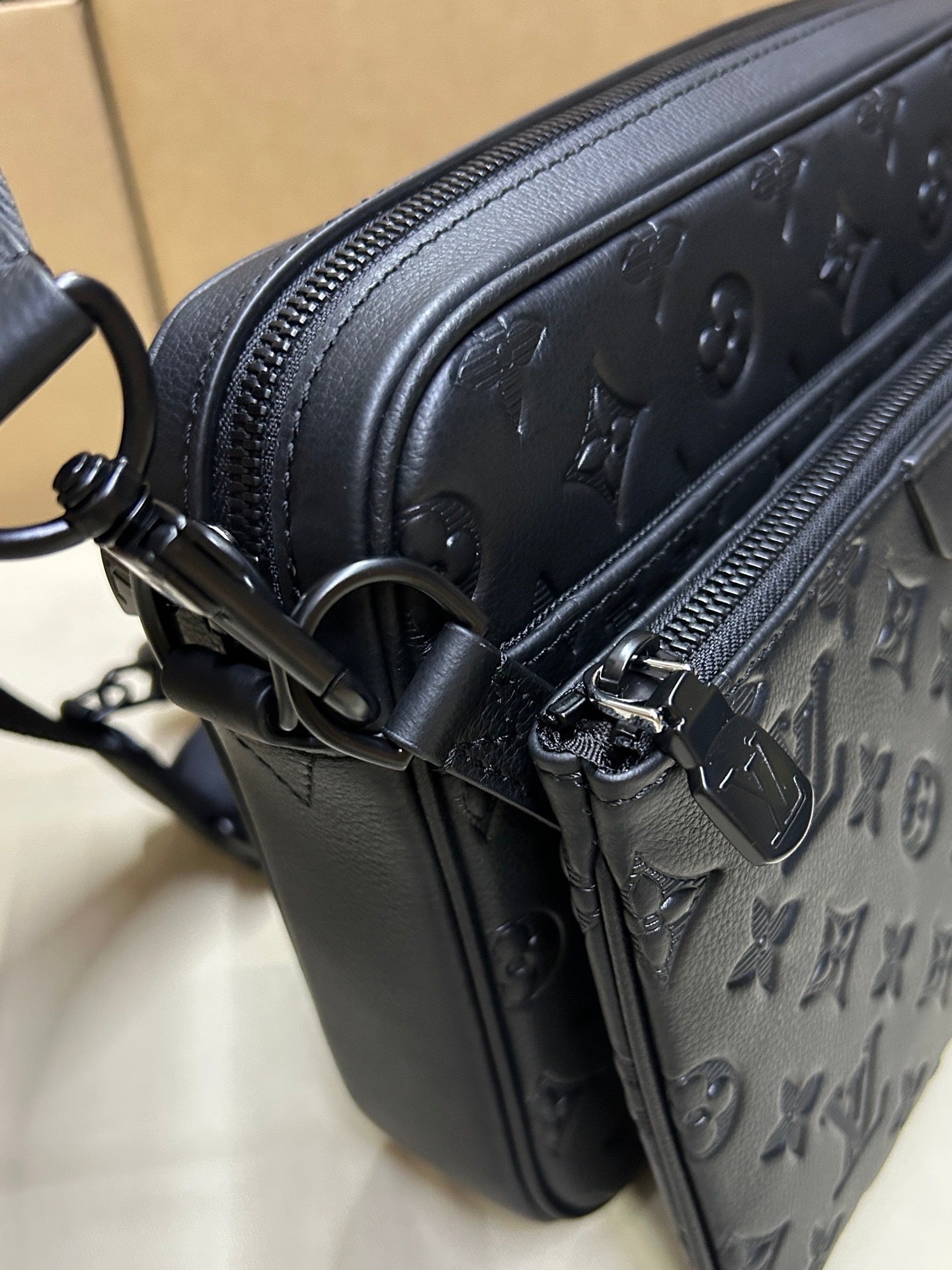 EMBOSSED LEATHER CROSSBODY BAG SET