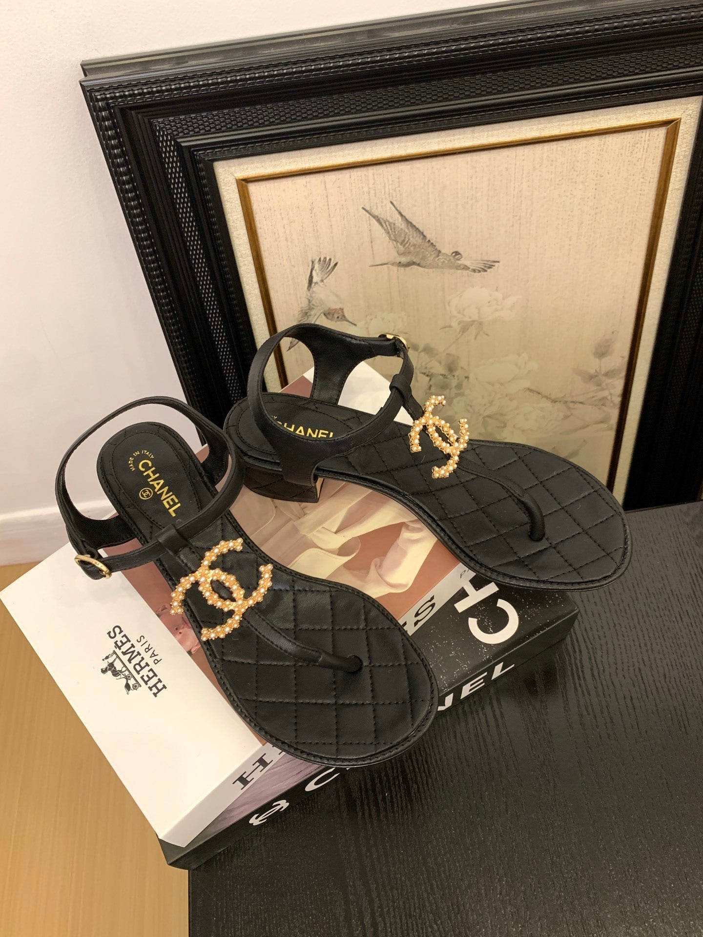 QUILTED PEARL THONG SANDALS – BLACK