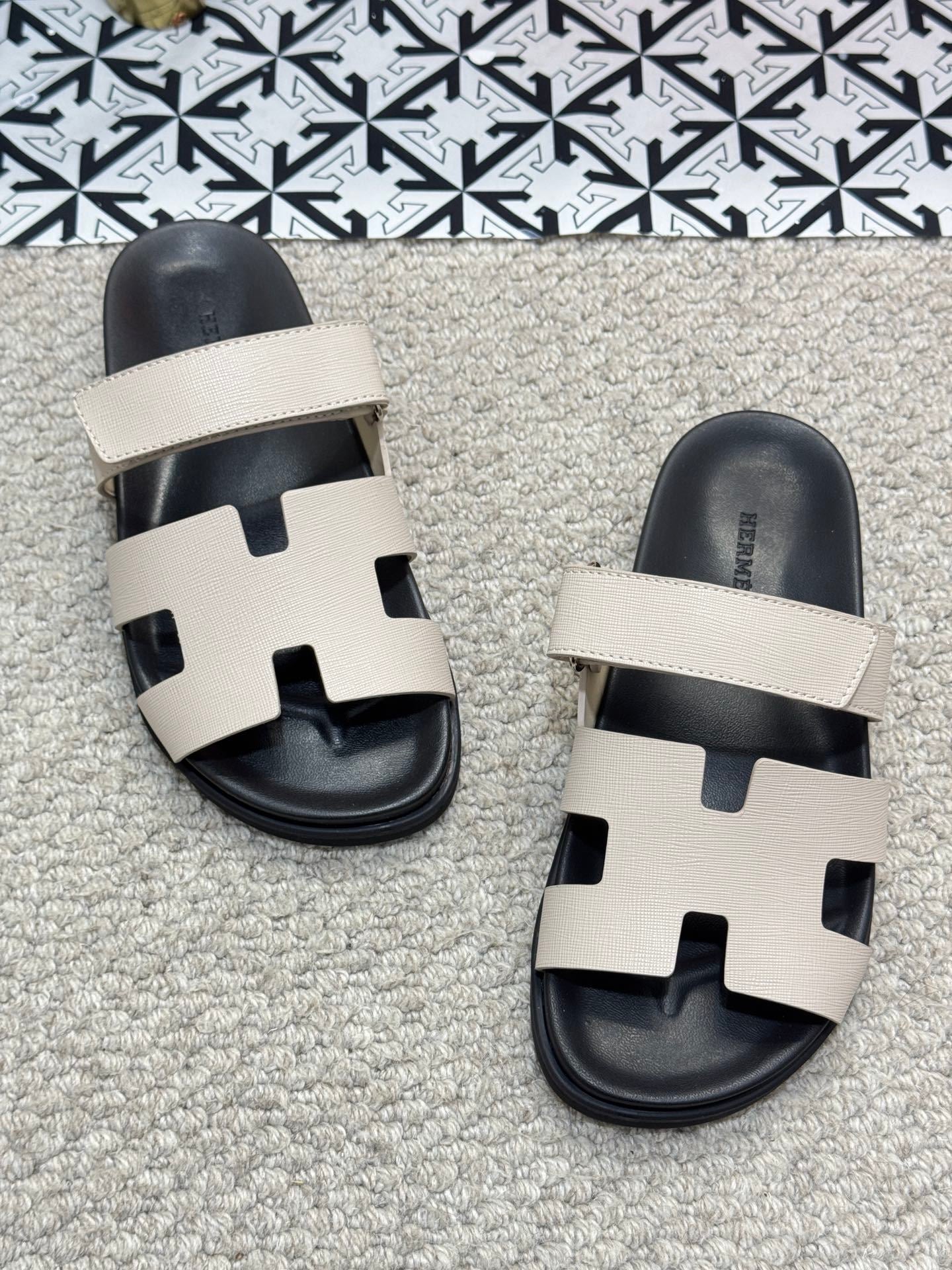 DUAL-TONE LEATHER SLIDE SANDALS