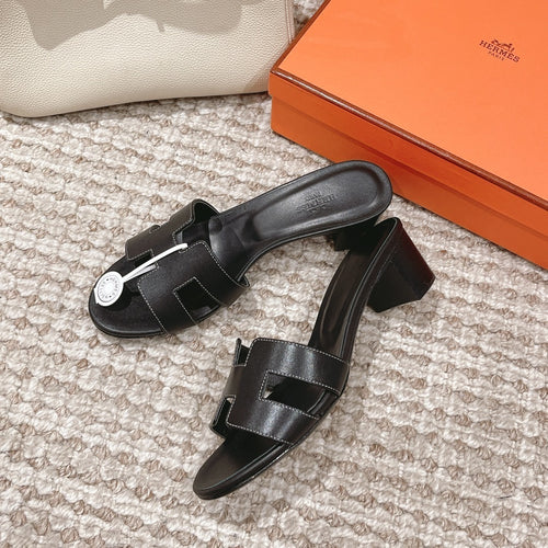 BLACK LEATHER BLOCK HEEL SLIDES