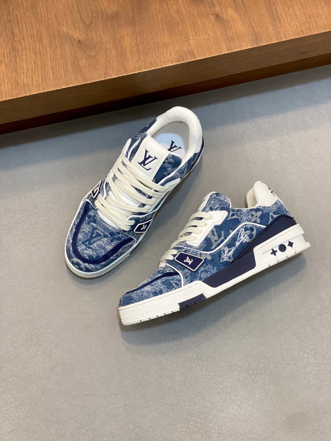 Blaue Denim-Sneaker mit niedrigem Schaft und kontrastierender weißer Sohle