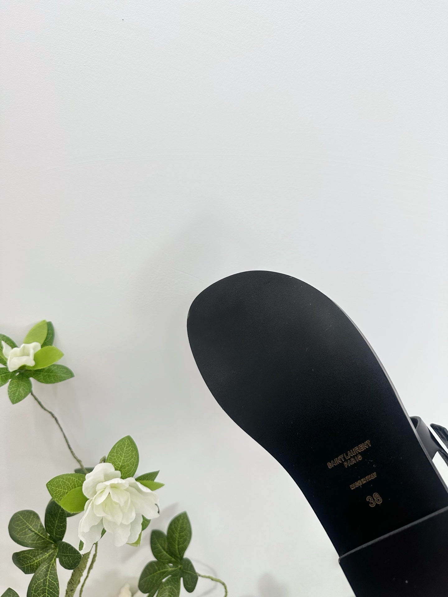 BLACK MINIMAL STRAP SANDALS WITH GOLD LOGO ACCENT