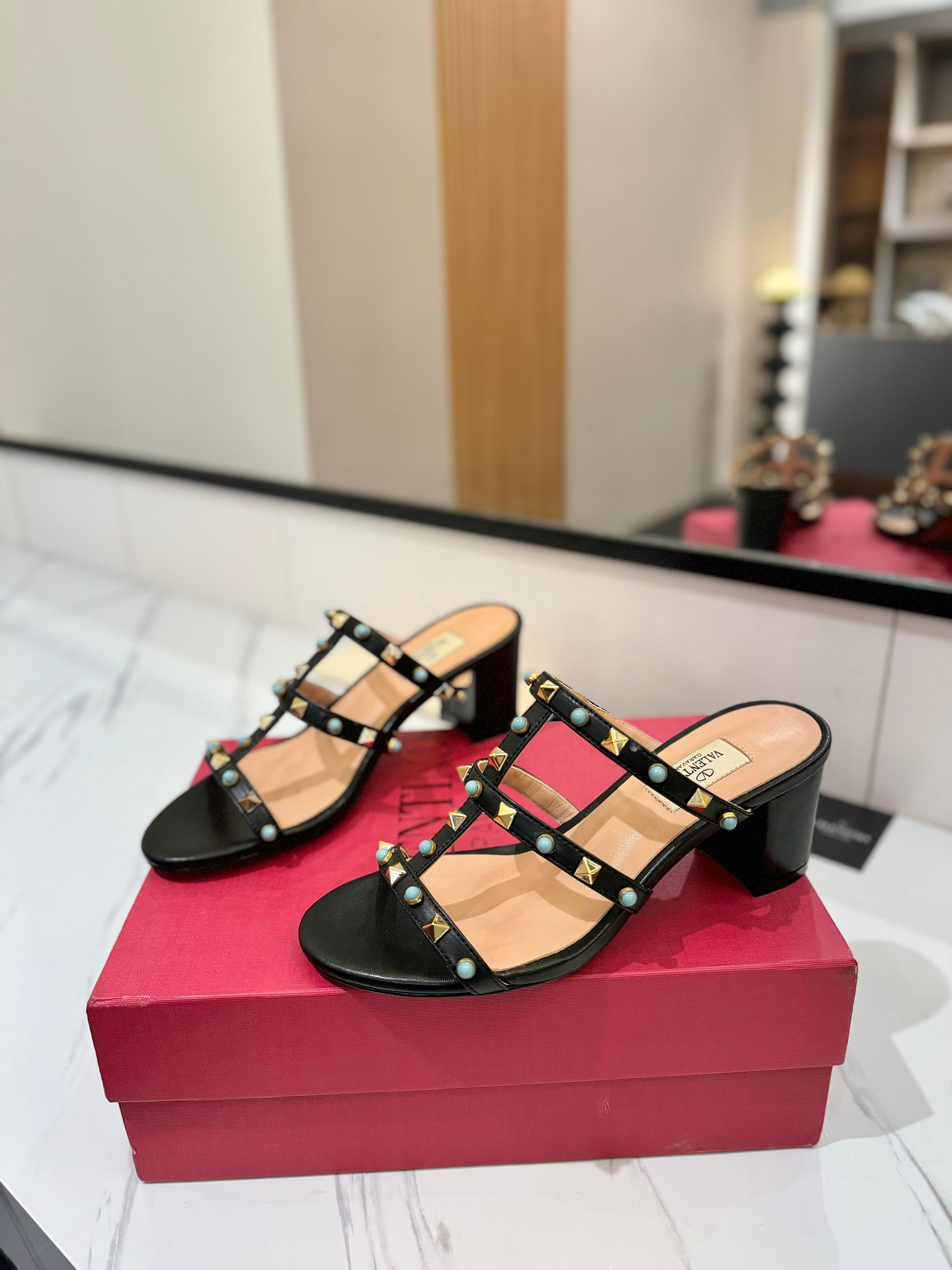 STUDDED STRAP MID-HEEL SANDALS – BLACK WITH TURQUOISE DETAILS