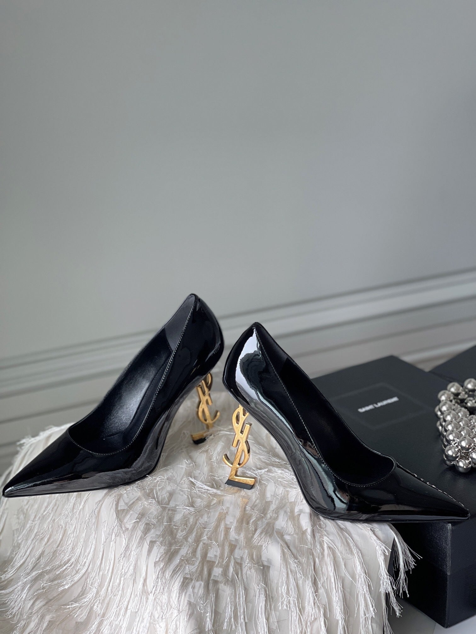 PATENT LEATHER POINTED-TOE LOGO HEEL PUMPS