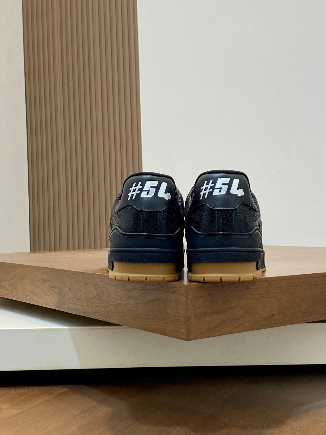 BLACK LOW-TOP LEATHER SNEAKERS WITH TEXTURED DETAILS