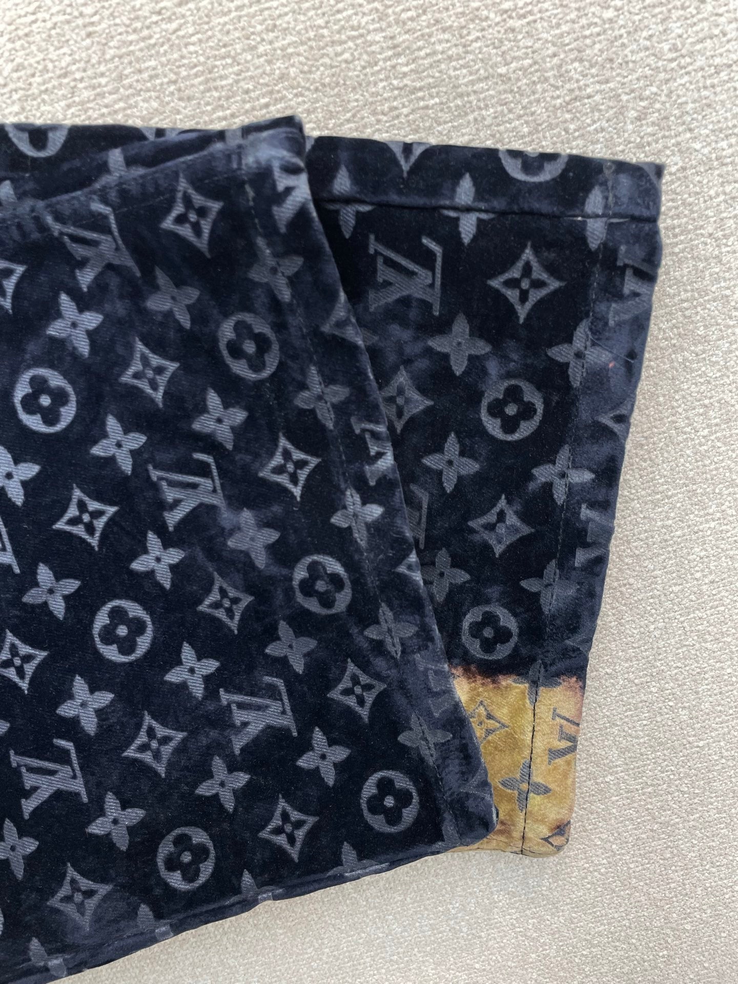 Set aus Jeansjacke und -hose mit Monogramm-Print, gewaschenem Denim