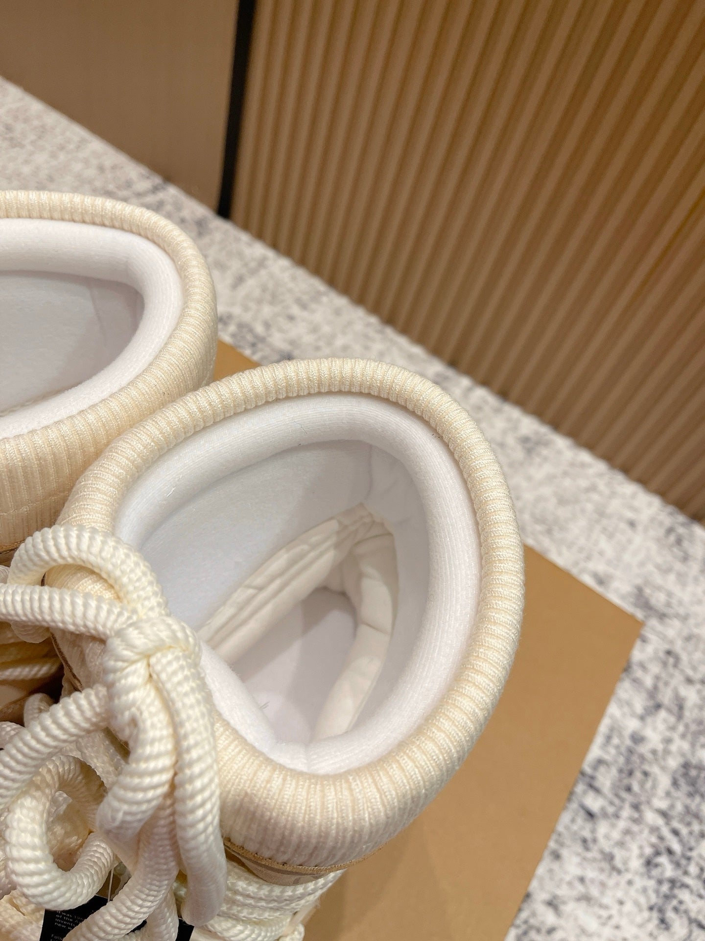 CREAM PADDED WINTER BOOTS WITH LACE-UP CLOSURE