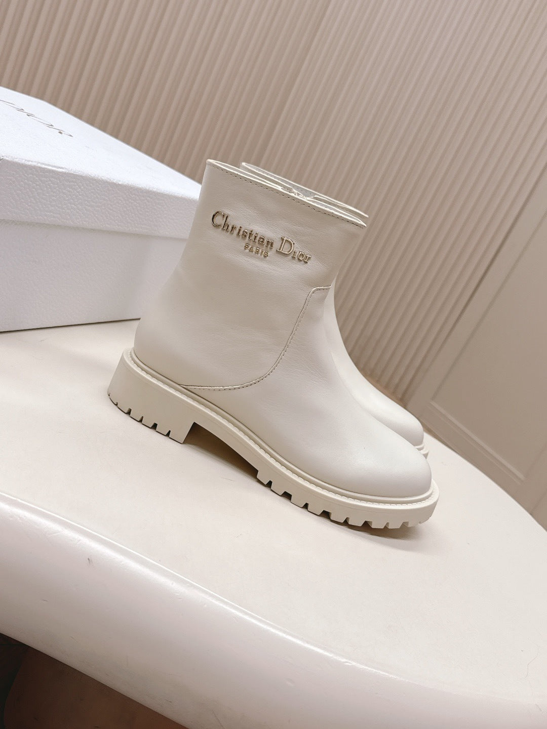 WHITE LEATHER ANKLE BOOTS WITH LUG SOLE