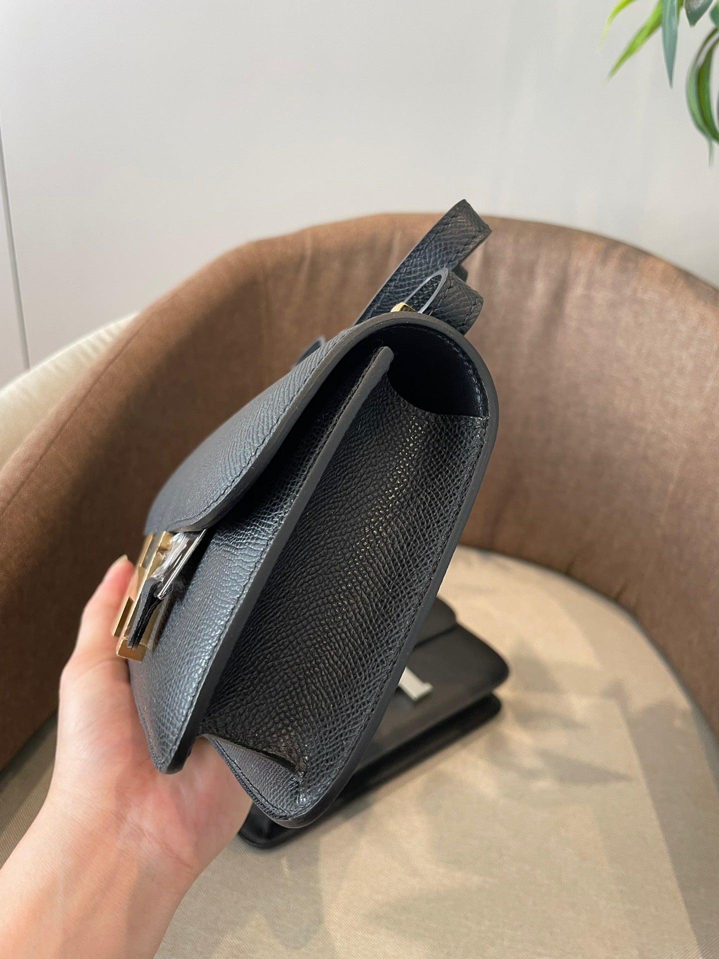 STRUCTURED LEATHER CROSSBODY BAG