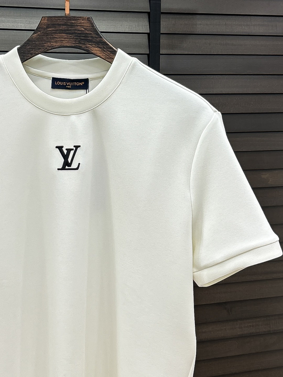 MINIMAL BESTICKTES KURZARM-T-SHIRT