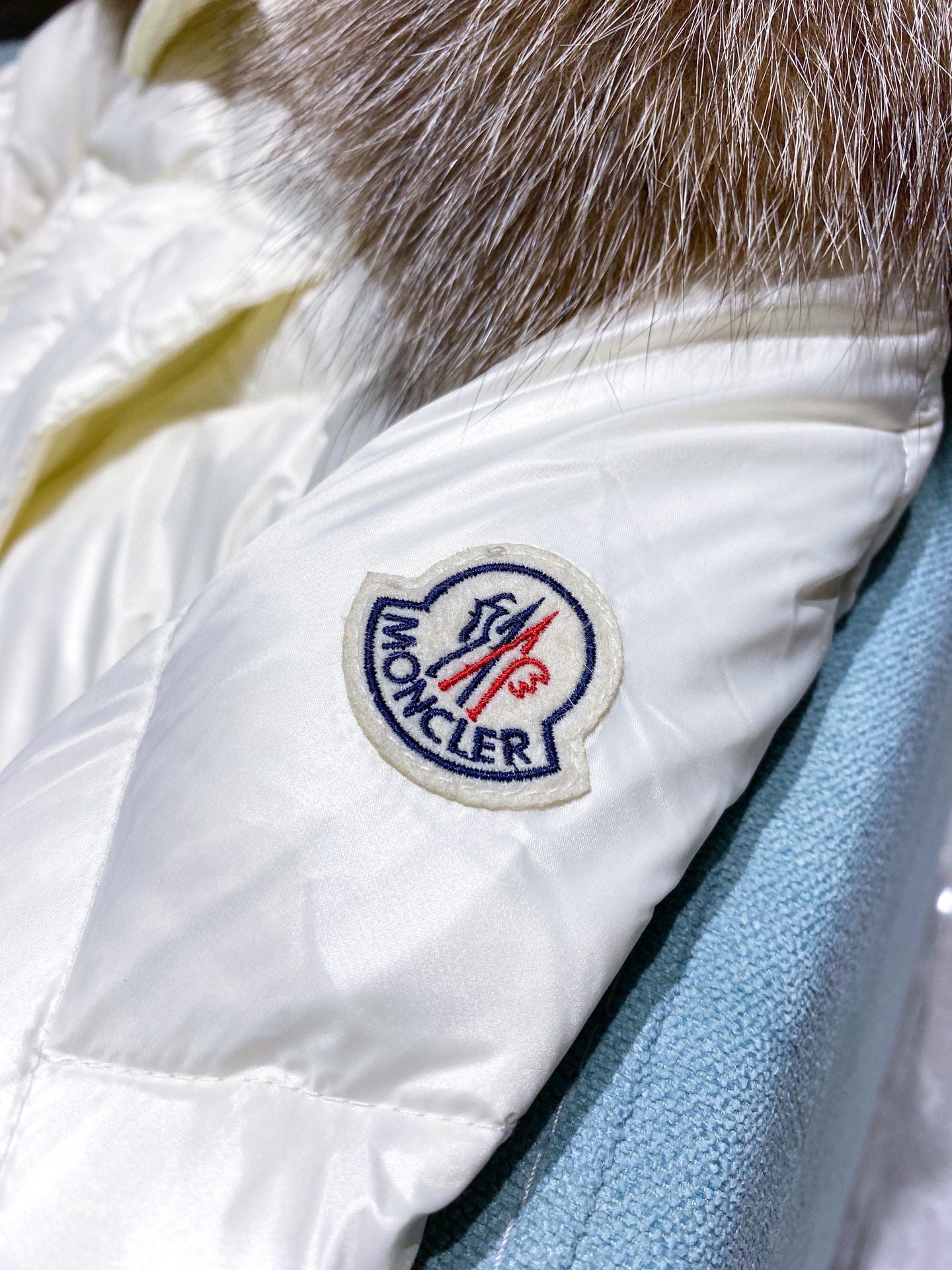 WOMEN’S WHITE QUILTED WINTER COAT WITH FAUX FUR HOOD