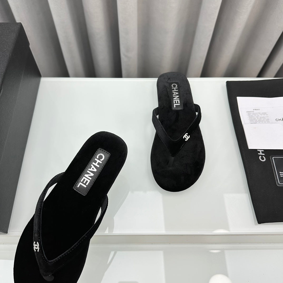 BLACK FLIP FLOPS