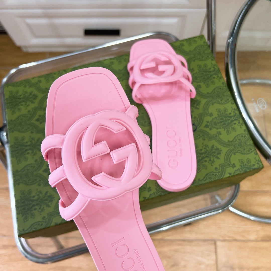 PASTEL PINK RUBBER SLIDE SANDALS WITH ROUND EMBLEM