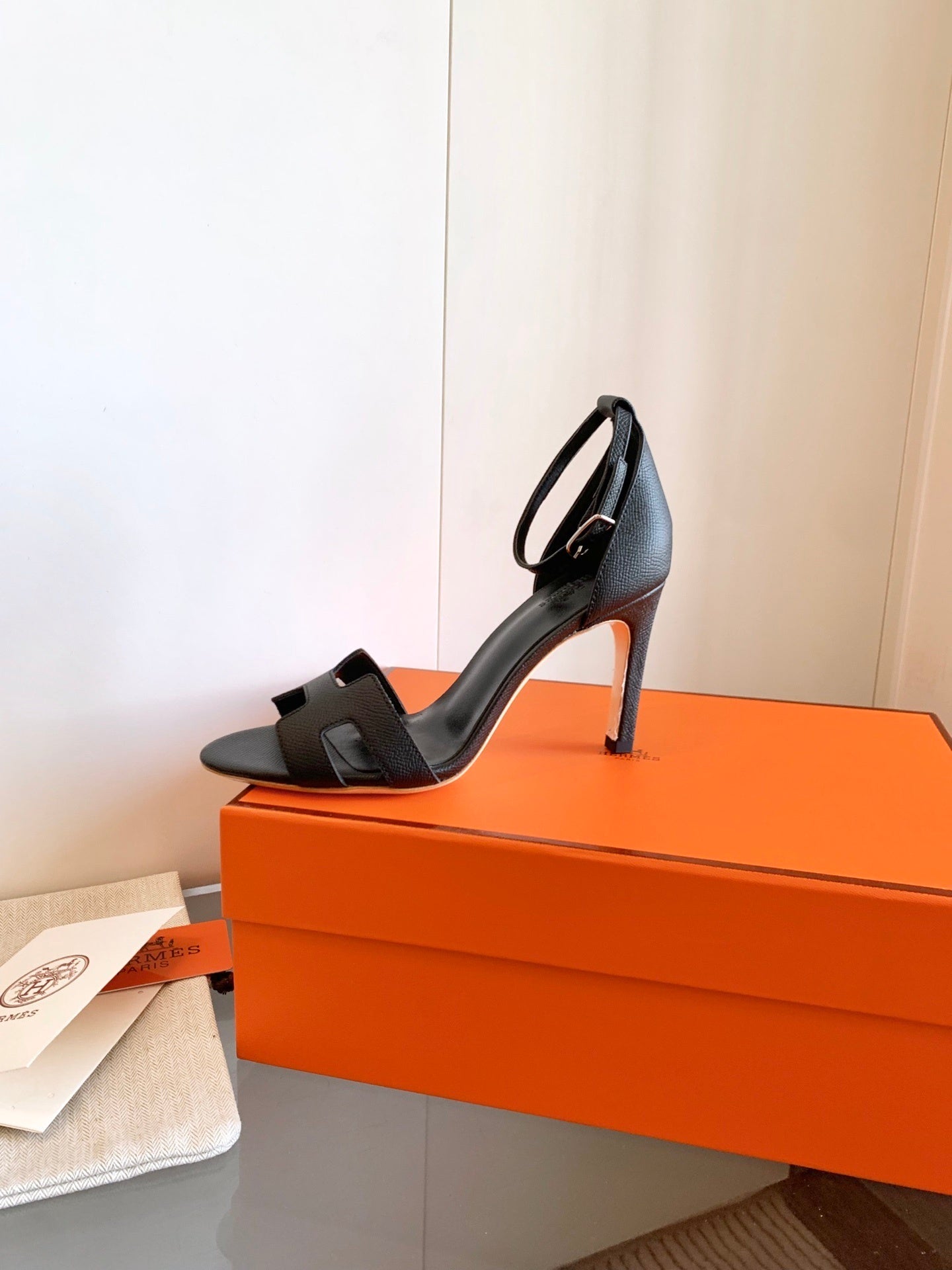 BLACK LEATHER ANKLE STRAP HEEL SANDALS