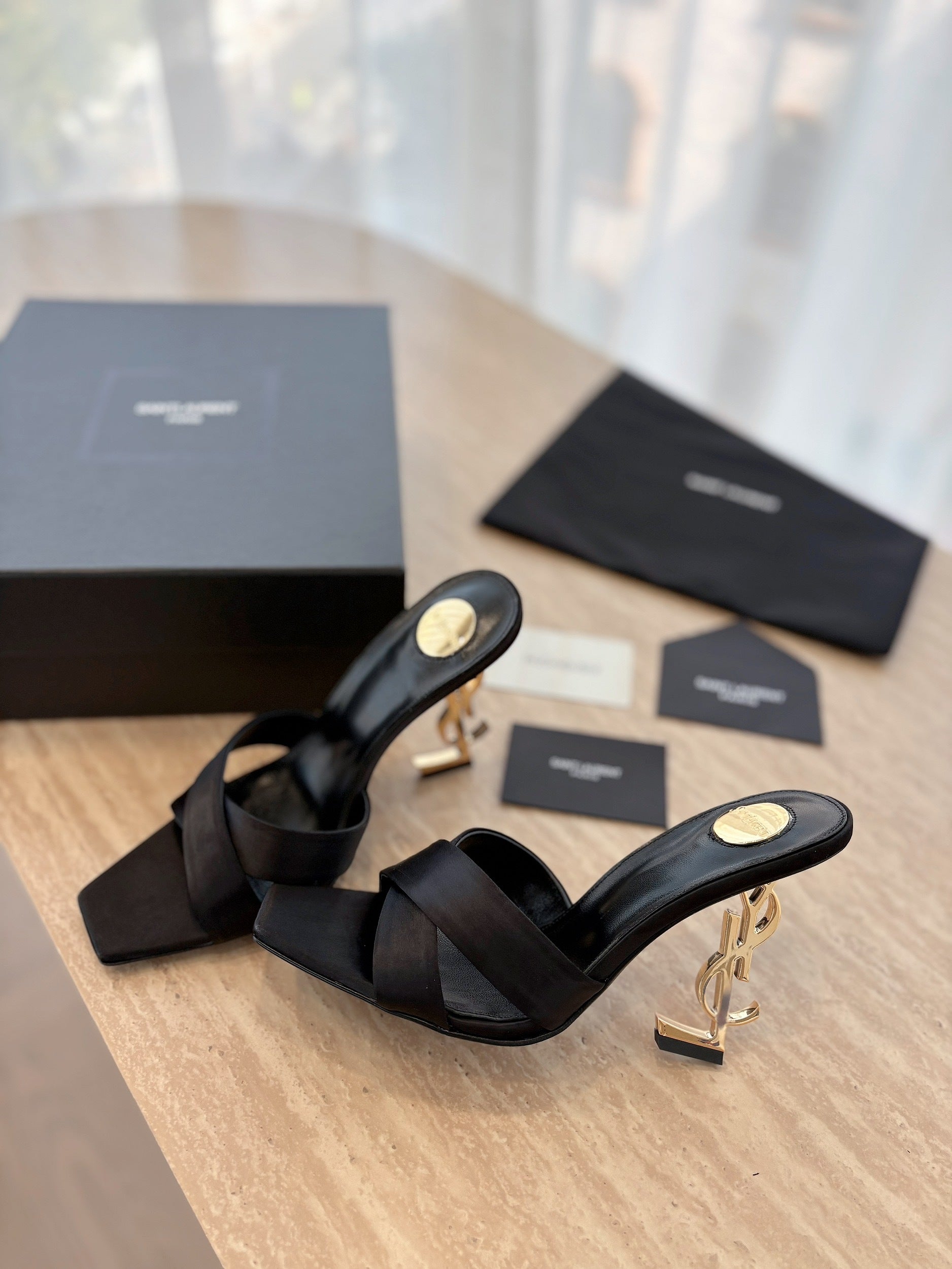 MINIMAL BLACK HEEL SANDALS