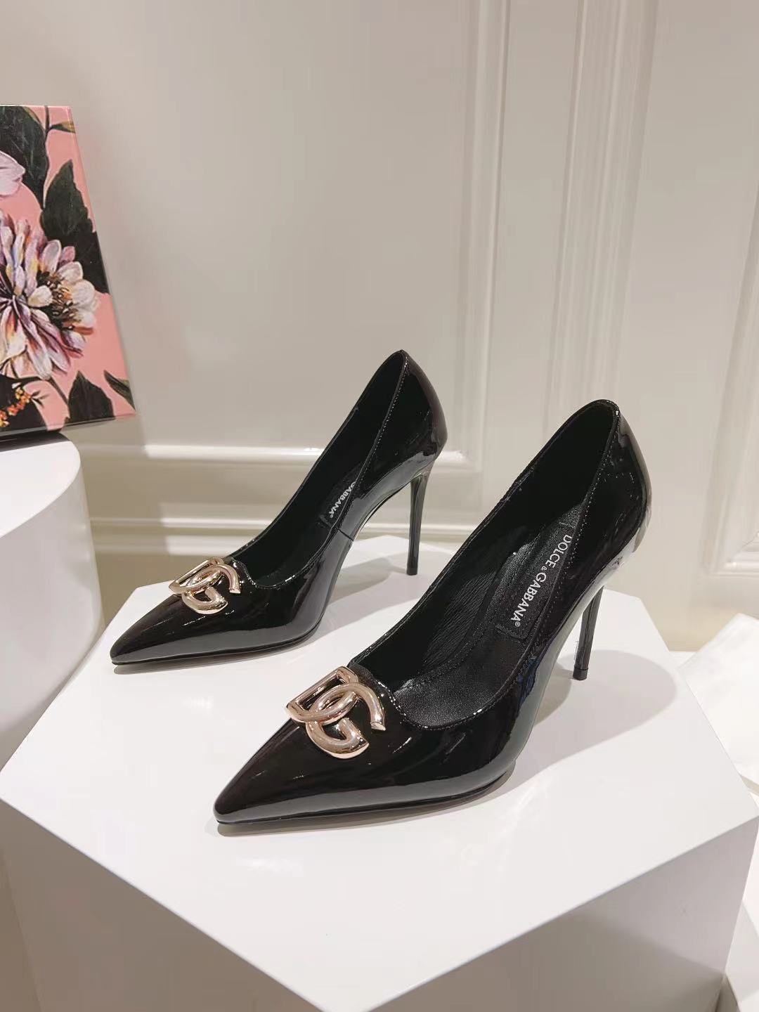 BLACK PATENT POINTED TOE HEEL PUMPS