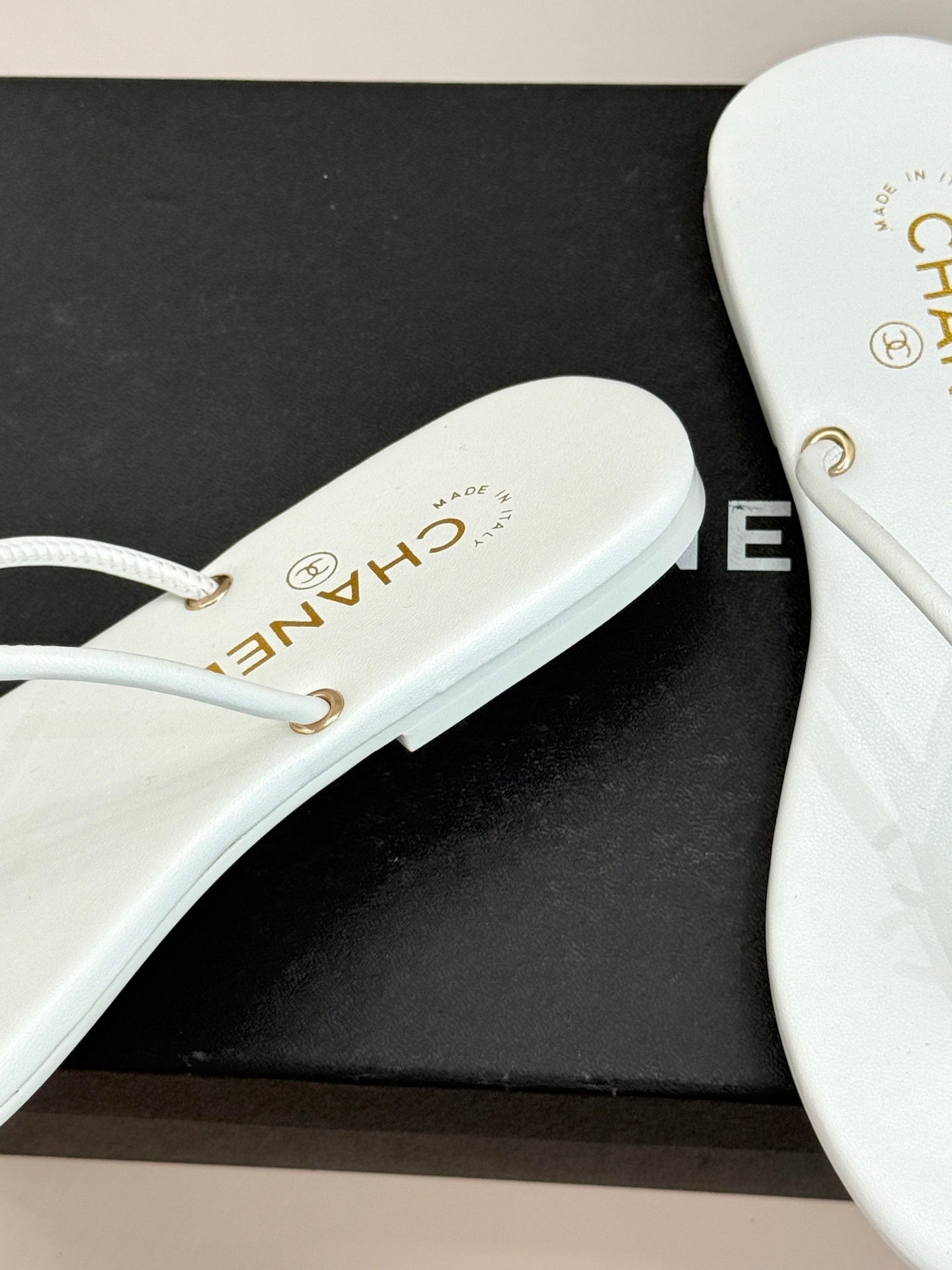 WHITE MINIMAL THONG SANDALS