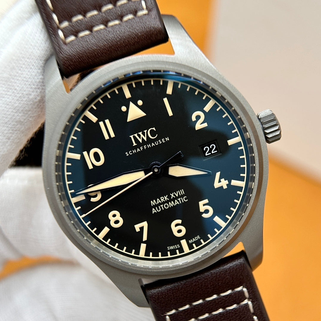 CLASSIC AVIATOR STYLE LEATHER WATCH