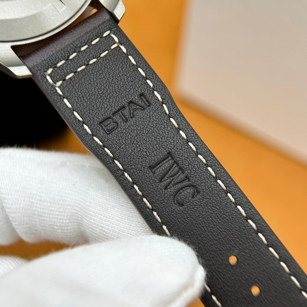 CLASSIC AVIATOR STYLE LEATHER WATCH