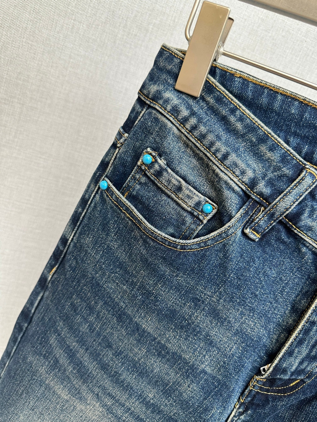 DARK BLUE DENIM JEANS WITH PATTERNED BACK POCKET DETAIL