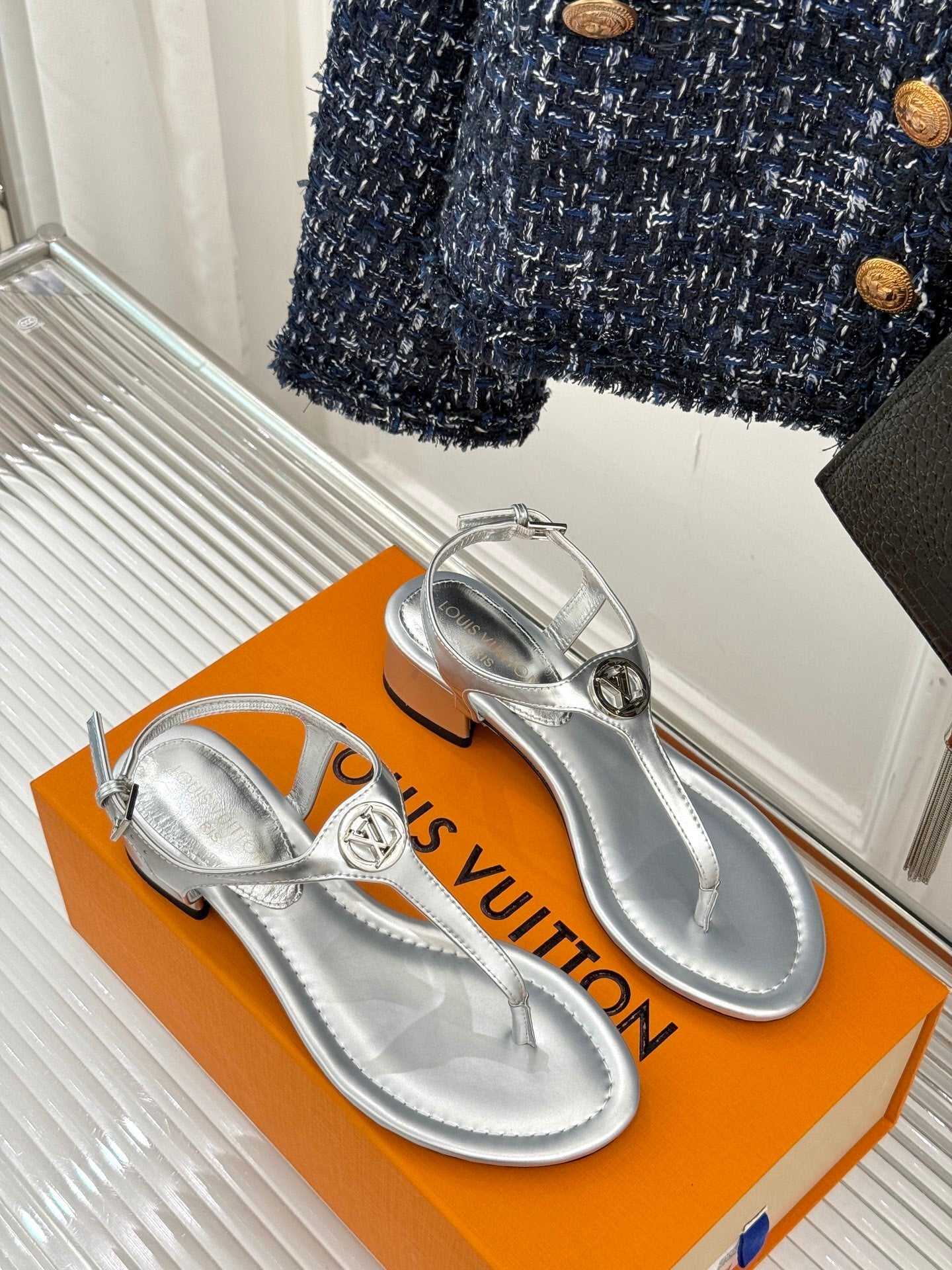 METALLIC T-STRAP MEDALLION SANDALS – SILVER
