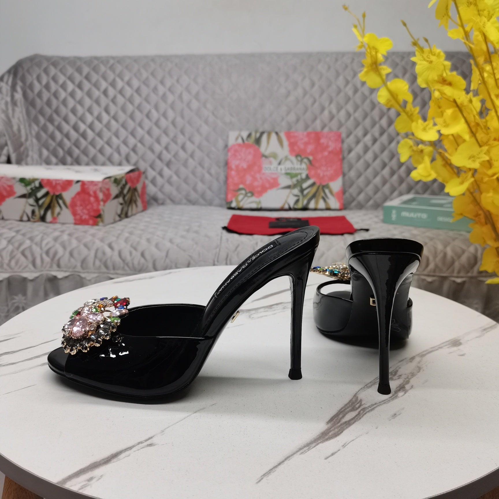 BLACK GLOSSY MULE HEEL SANDALS WITH MULTICOLOR CRYSTAL EMBELLISHMENT