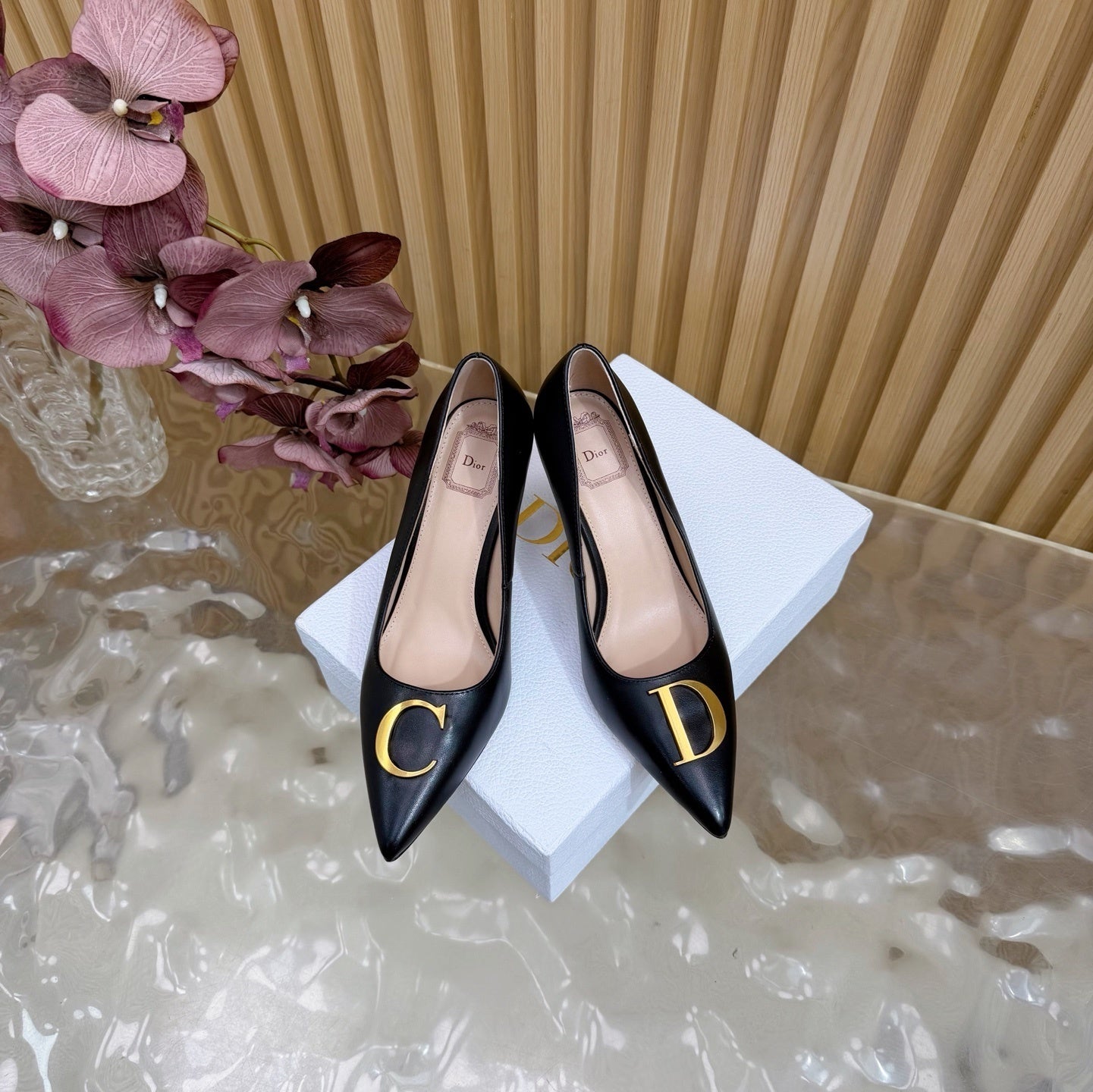 ELEGANT POINTED-TOE LEATHER PUMPS WITH GOLD HARDWARE
