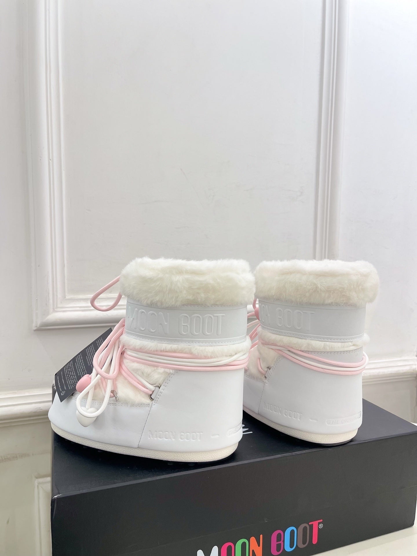 WHITE FAUX FUR LINED WINTER BOOTS WITH PINK LACES