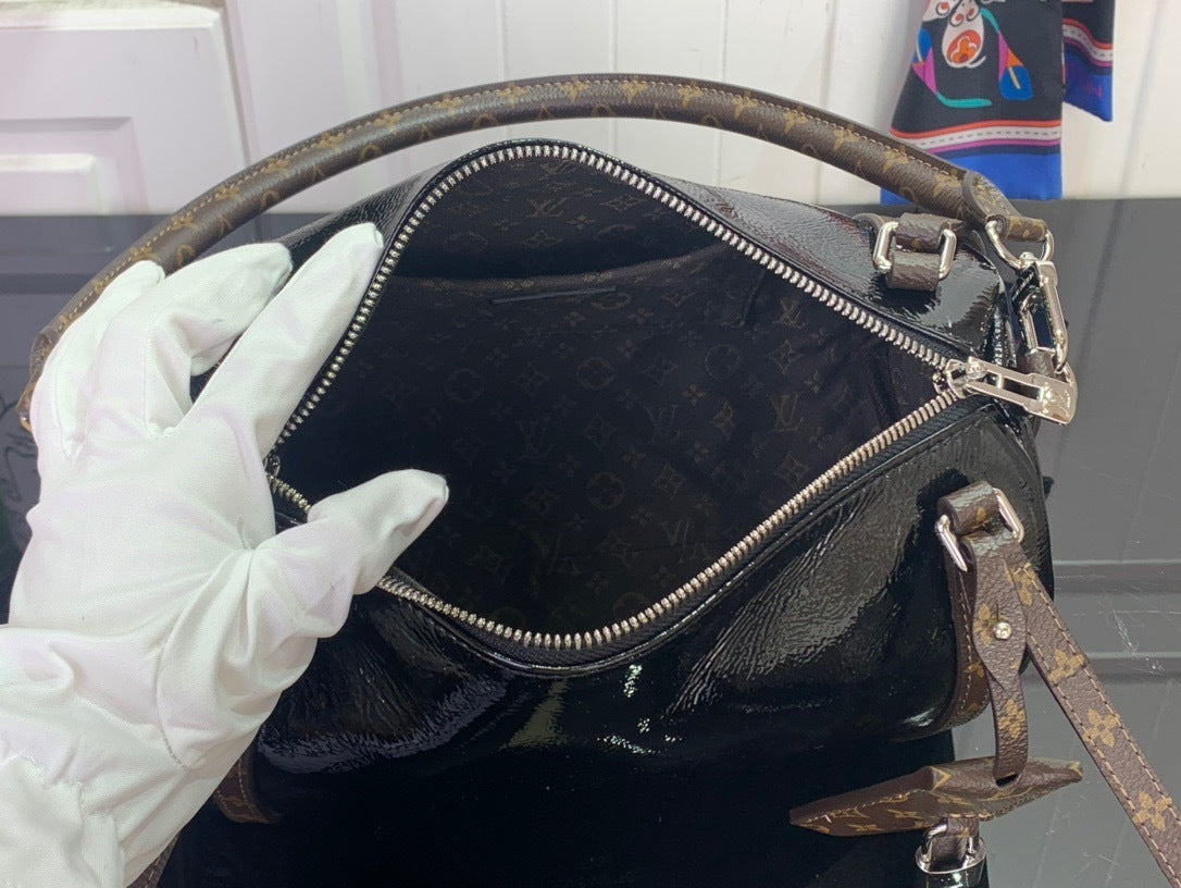 SLEEK ZIP SHOULDER BAG