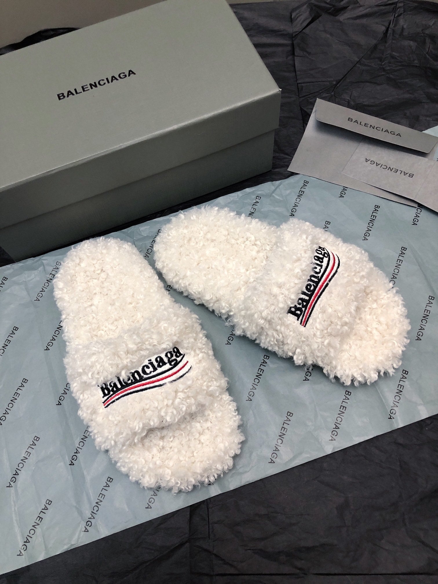 WHITE FLUFFY COMFORT SLIDES