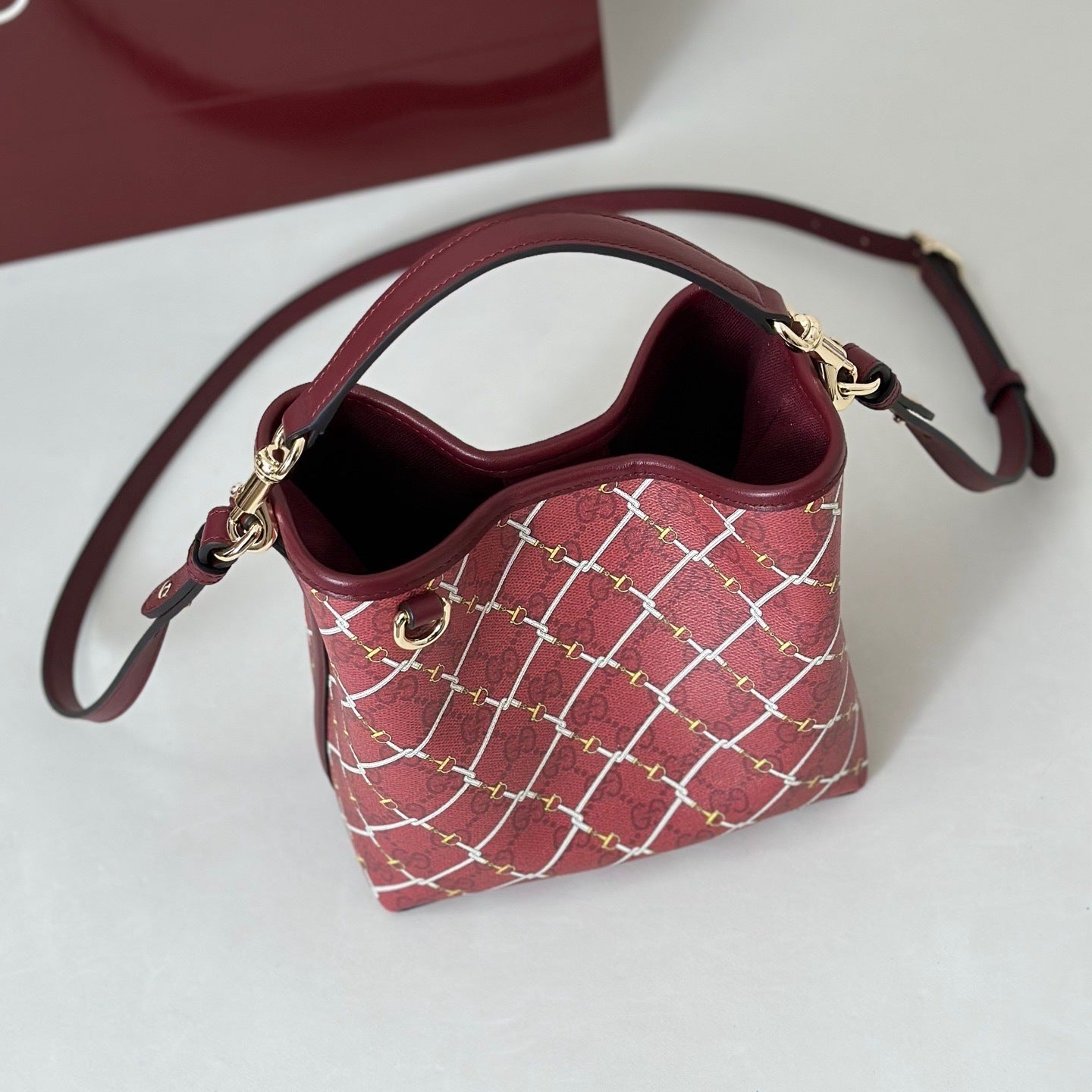 DIAMOND PRINT BUCKET SHOULDER BAG