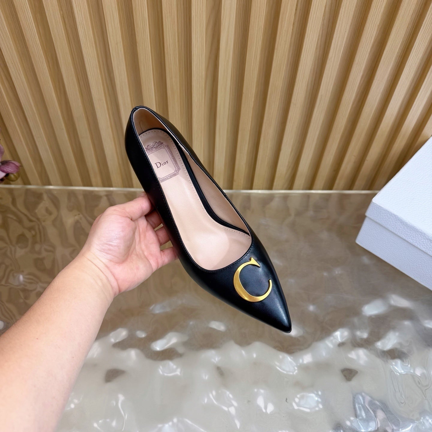 ELEGANT POINTED-TOE LEATHER PUMPS WITH GOLD HARDWARE